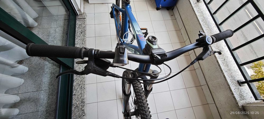 Vendo bicicleta, quase sem uso! Inclui capacete e óculos.