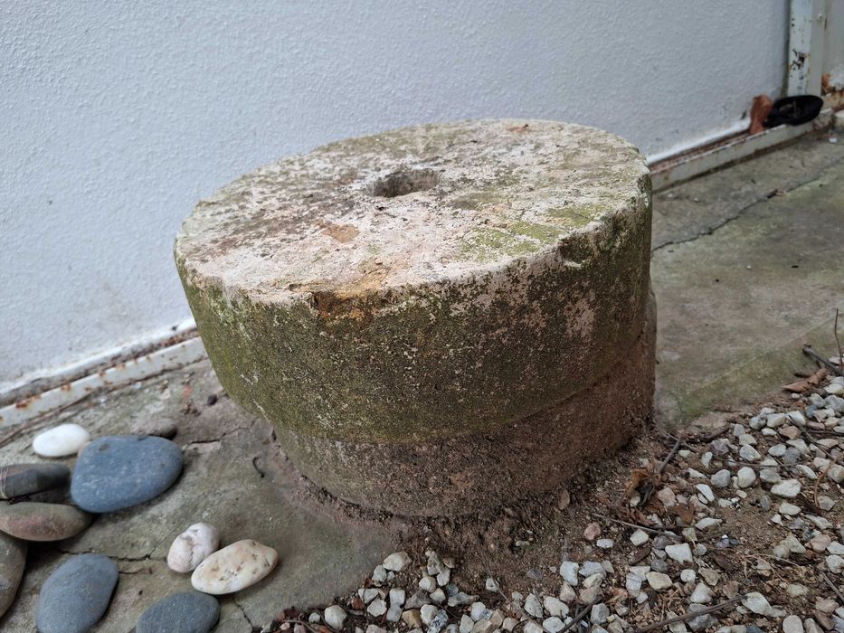 Par de Mós antigas de moinho manual esculpidas em pedra natural, para moer cereais