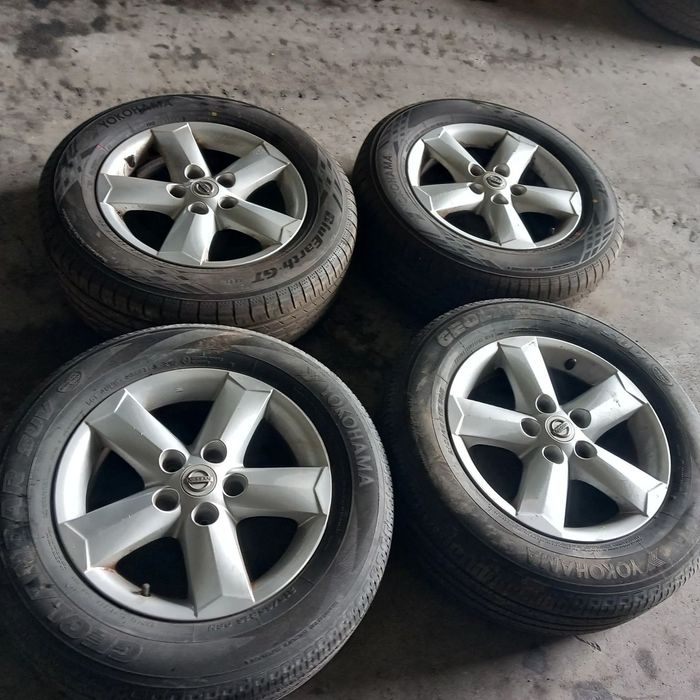 Conjunto jantes especiais Nissan Qashqai pneus bons 215 65 R16