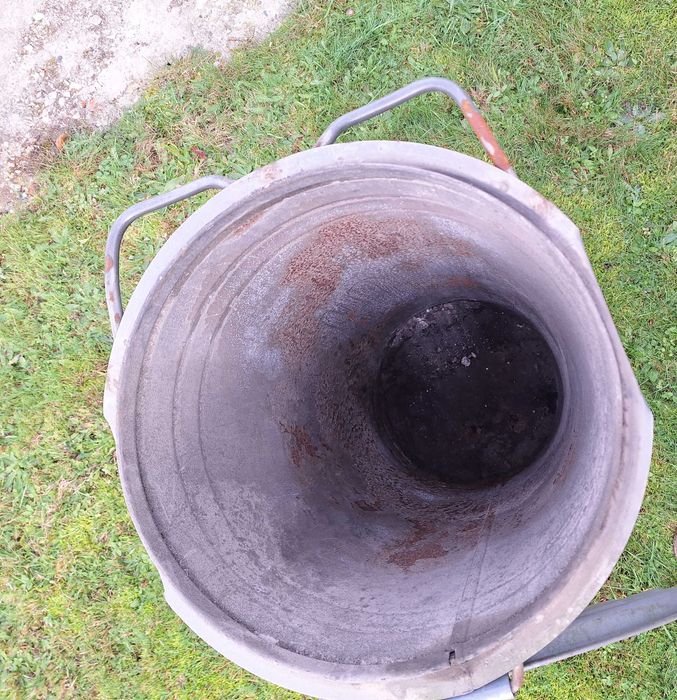 Pojemnik na żużel ocynk , na kółkach , używany sprzedam