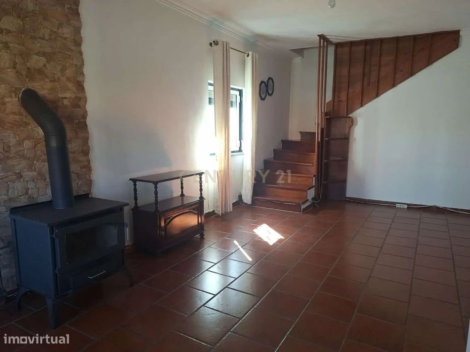 Arrendamento T3 - Andar de Moradia + Sótão - 1.650,00€