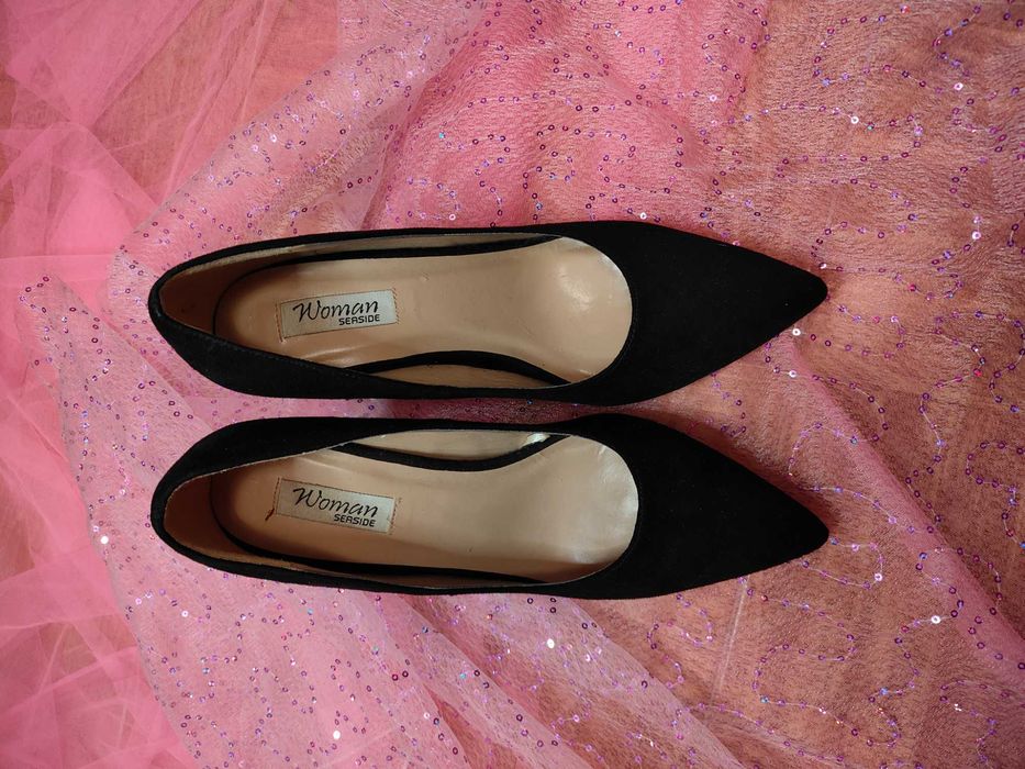 Sapato preto semi novo  com salto  n 39 lindo