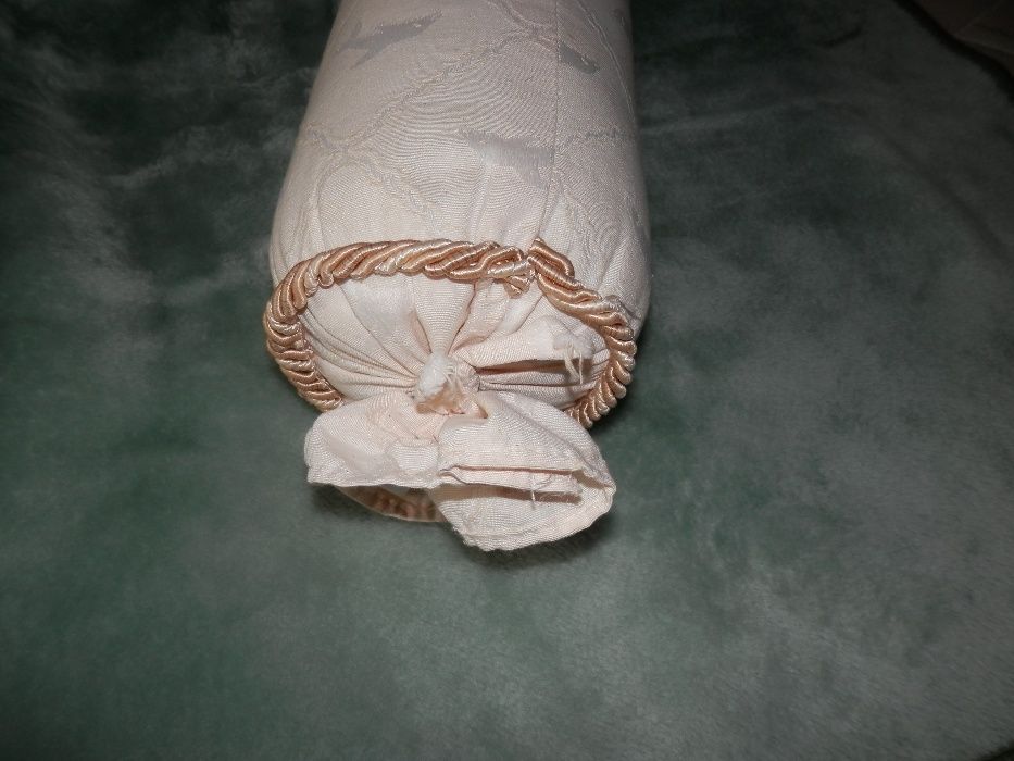 Contorno de berço e colcha com travesseiro