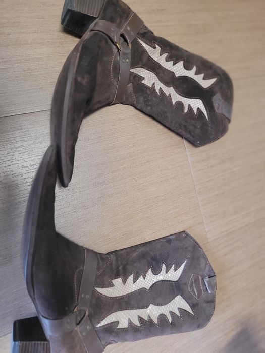 Botas em camurça
