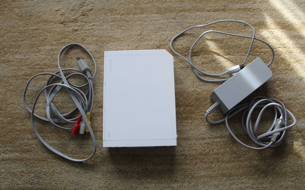 Nintendo Wii Branca + 2 Comandos + Jogo Wii Sports
