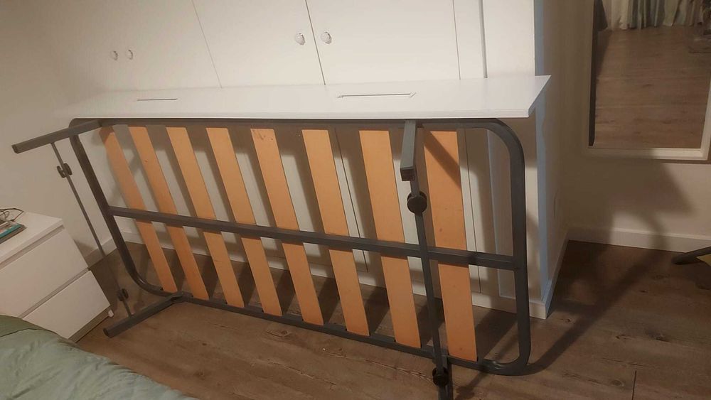 Cama IKEA em boa estado.