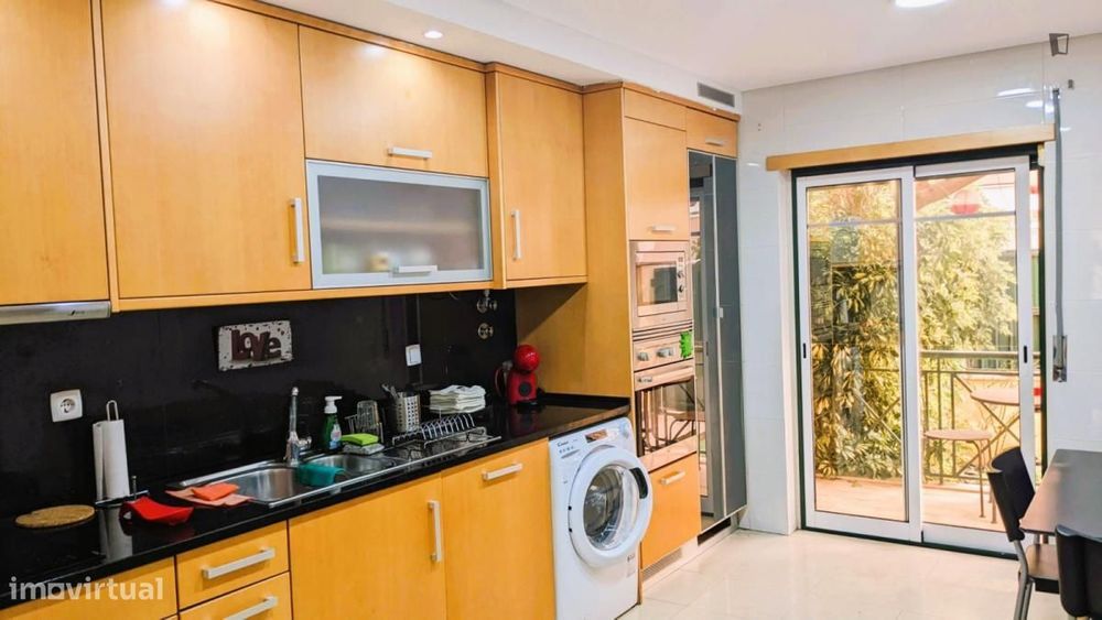 Quarto - localizado em Carcavelos Lisbon