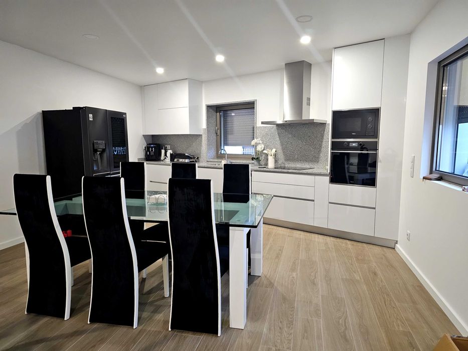 Mesa de jantar e cadeiras