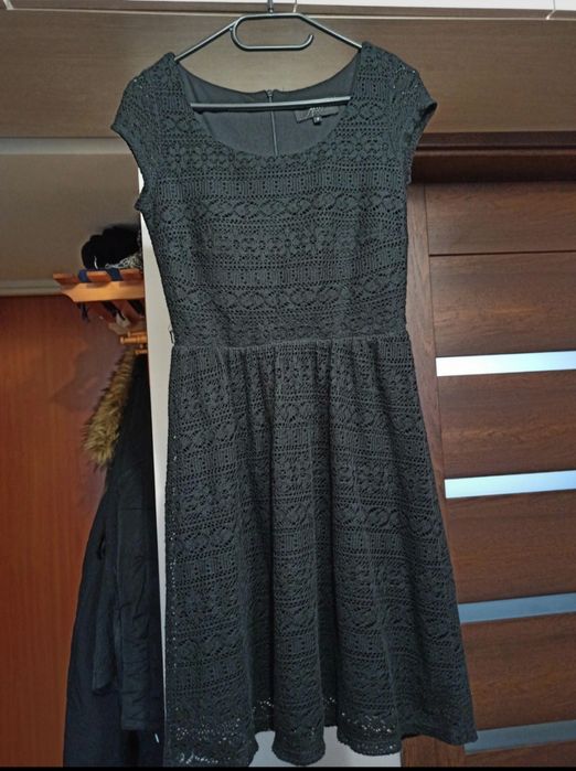 Czarna koronkowa sukienka Reserved