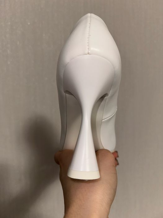 Продам туфлі на високих підборах.