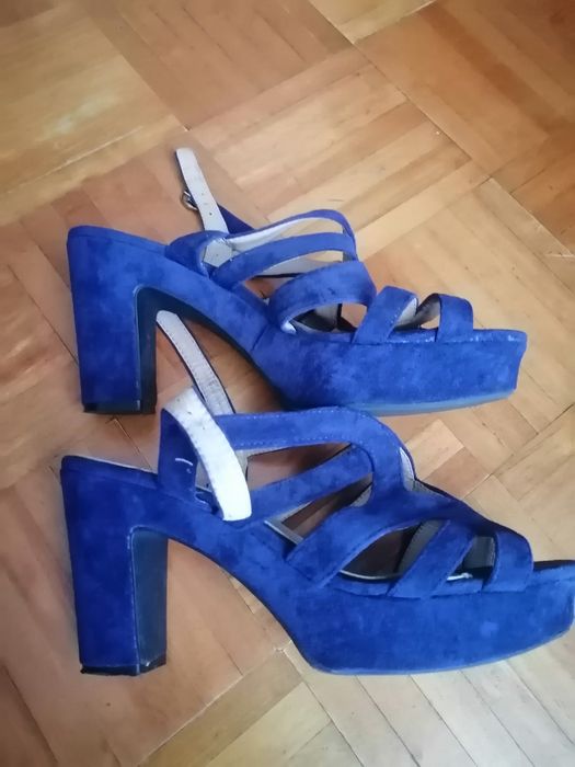 Sapatos de tacão alto