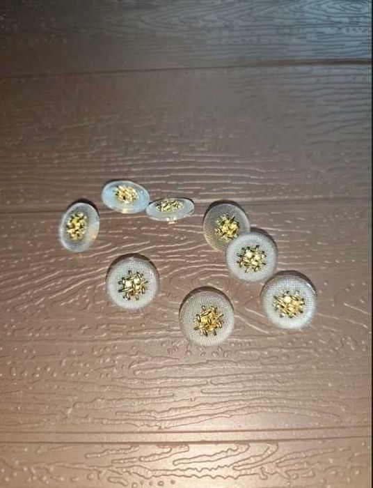 Zestaw 8 ozdobnych guzików transparentnych że złotym akcentem