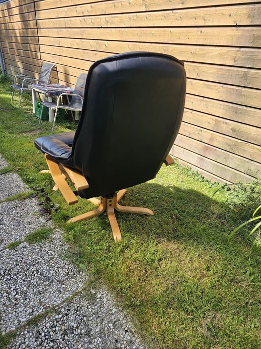 Шкіряне крісло з пуфом.