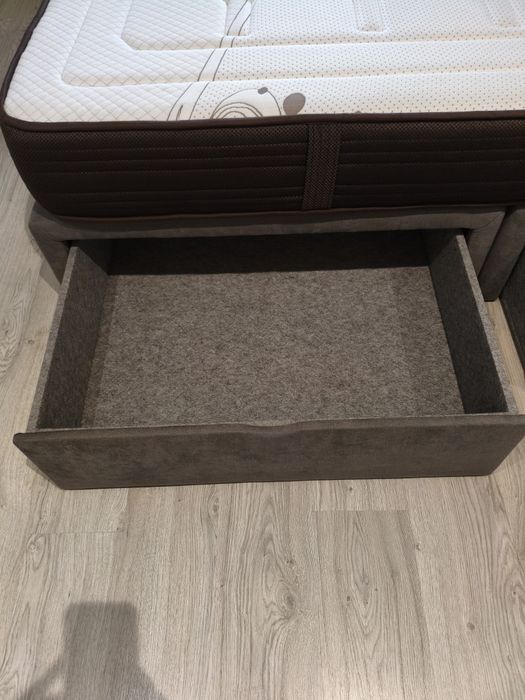 Cama com cabeceira cinza