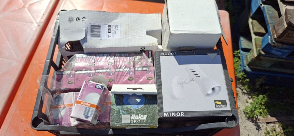 Lote sobras de lâmpadas e afins de material eléctrico