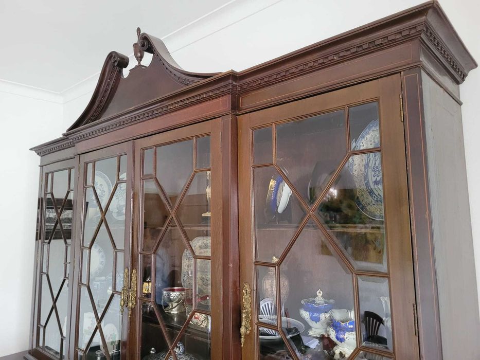 Louceiro madeira africana de grande dimensão. Único. Vitrais originais