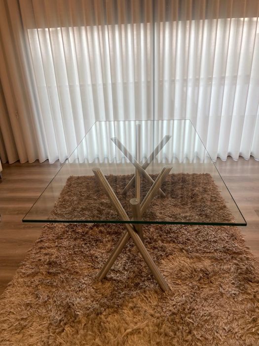 Mesa em vidro com cadeiras em pele