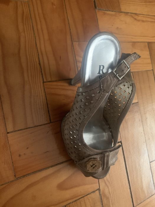 Sandalia bege salto alto