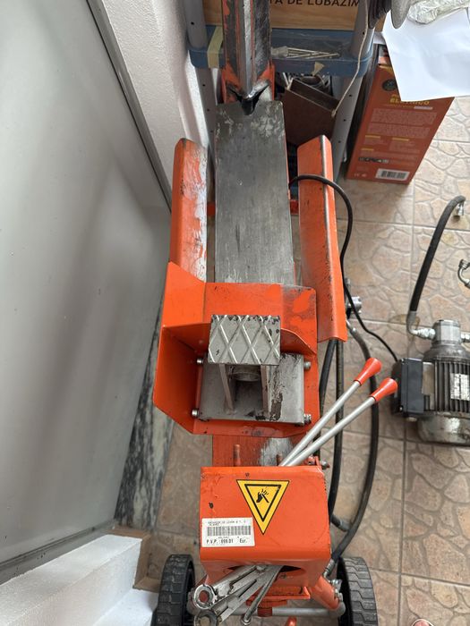 Rachador de Lenha Dormak 8 toneladas - Motor e Hidráulico impecáveis