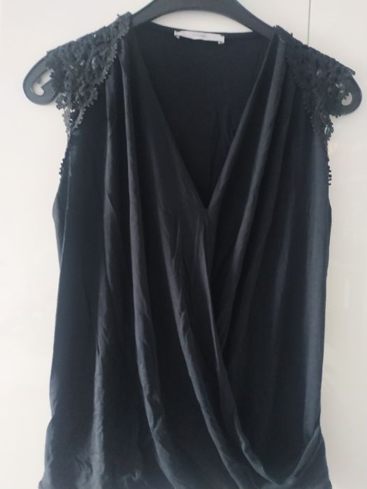 Czarna bluzeczka z ozdobnymi rękawami