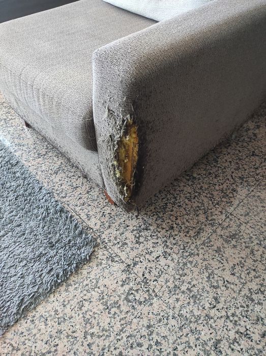 A quem interessar. Ofereço sofá de canto (necessita ser estofado)