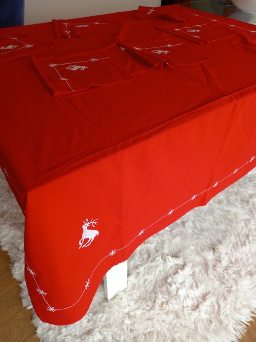 Toalha de Natal bordada com 6 guardanapos  25€