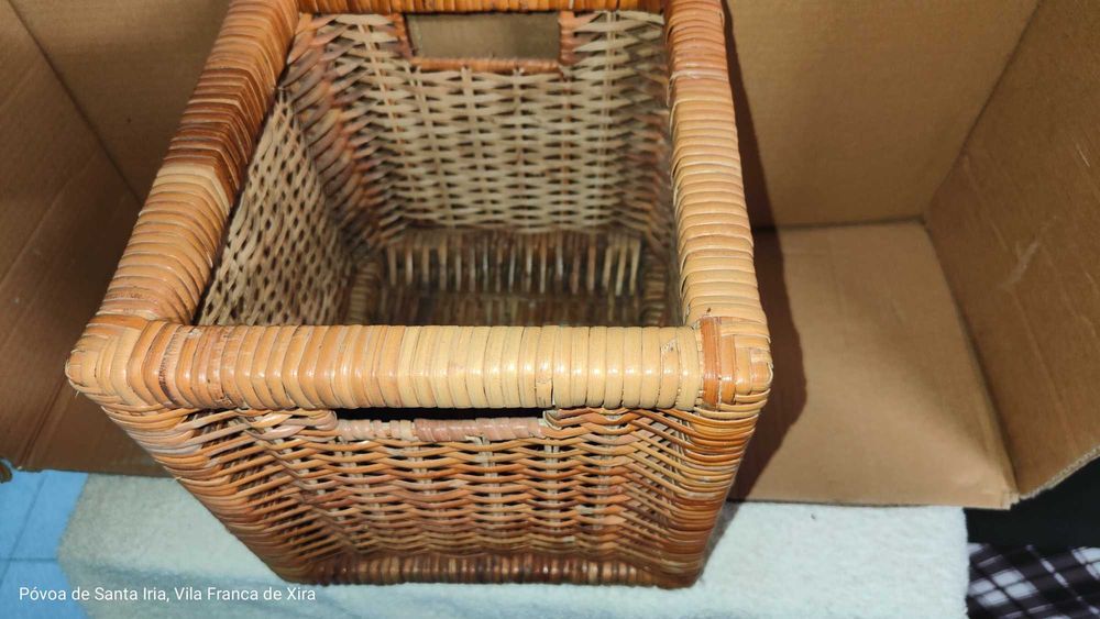 Cesto quadrado em vime com asas multiusos