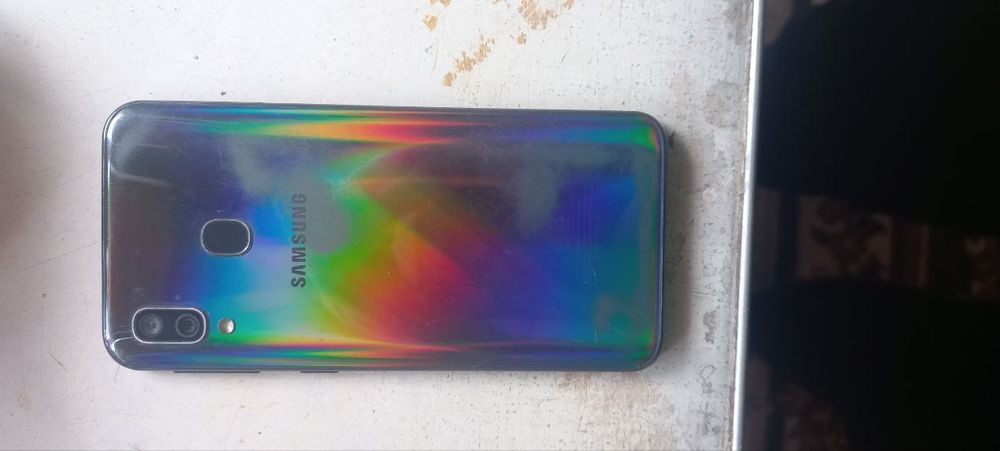 Самсунг А40 -4 на 64 гь