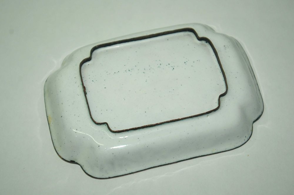 Covilhete em latão esmaltado antigo