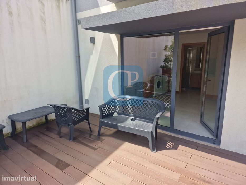 Apartamento T0 com varanda à Praça Flores, Porto