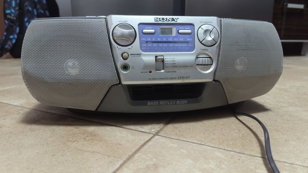 Radiomagnetofon z CD Sony CFDV7