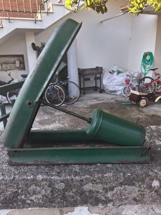 Bomba encher pneus muito antiga.