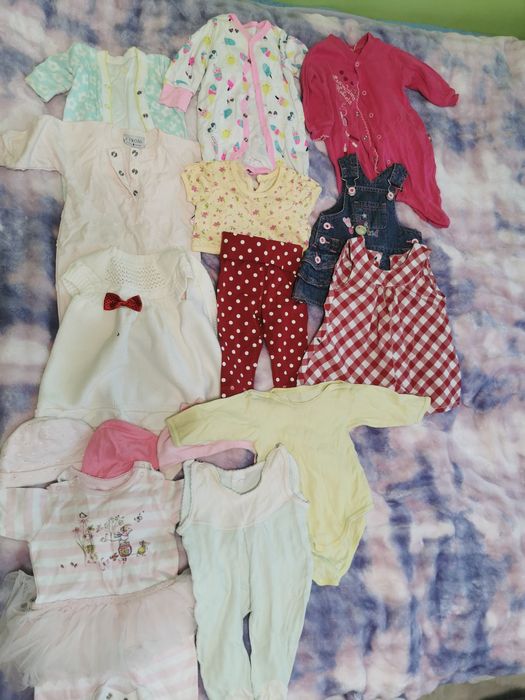 Paka ubranek niemowlęcych dla dziewczynki 50 - 62 ok. 100 sztuk..