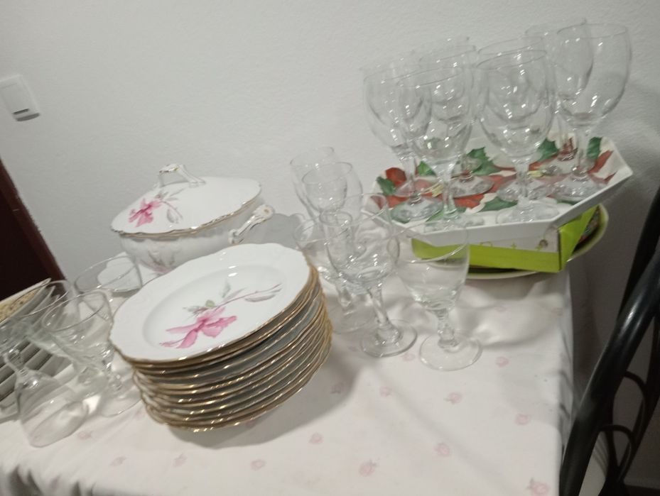 19 Taças  , 15 euros , 12 pratos
20 euros , 1 sopeira e travessa 
12 e