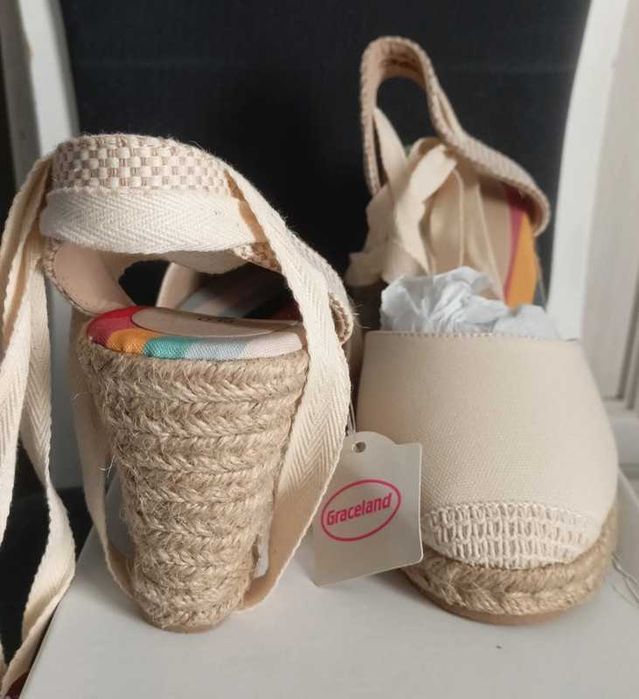 Deichmann Graceland kremowe espadryle wiązane etno folk koturna juta