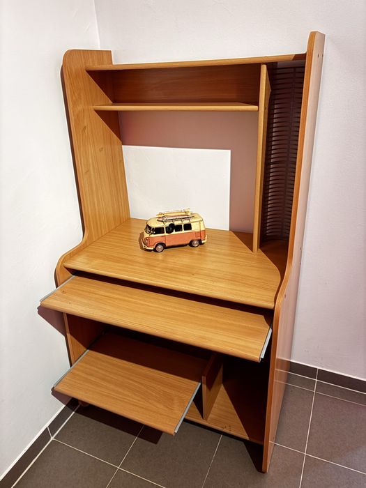 Secretary in good condition64751965984898121