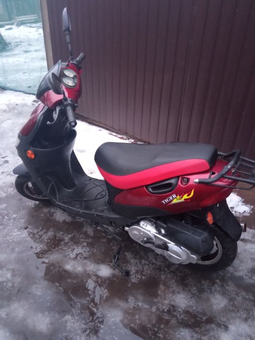 Скутер мопед дырчик мотороллер.