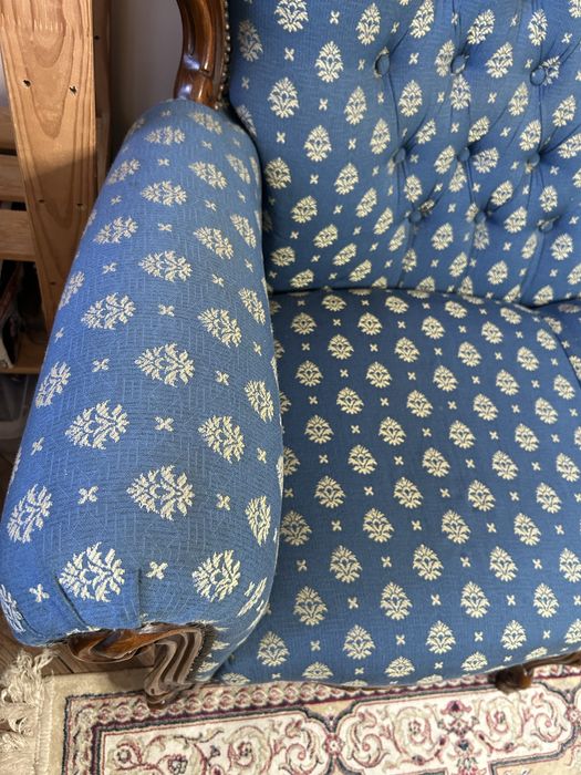 . Sofá antigo em excelente estado de conservação.