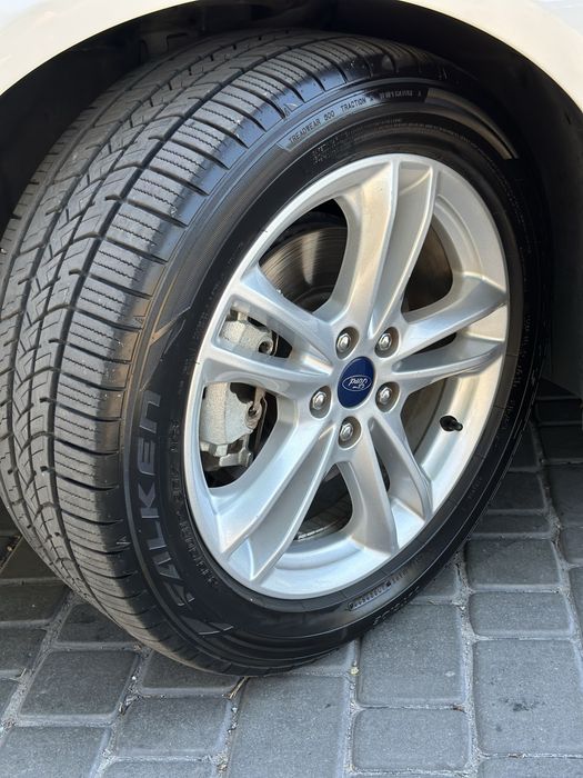 Ford Fusion SE.
