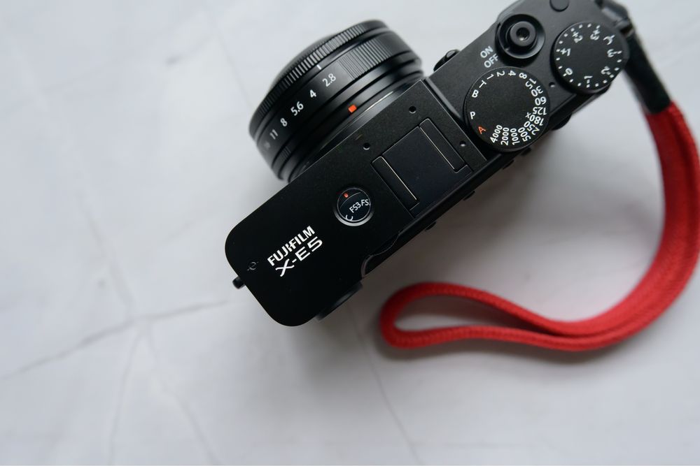 FujiFilm X-E5 silver/black з обʼєктивом XF 23mm 2.8 R WR kit