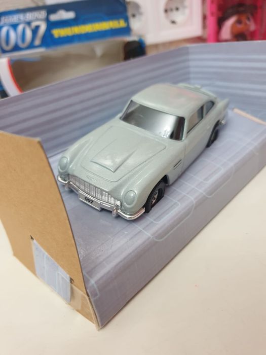 Коллекционная машинка Corgi James Bond 007 Aston Martin DB5 2002 год