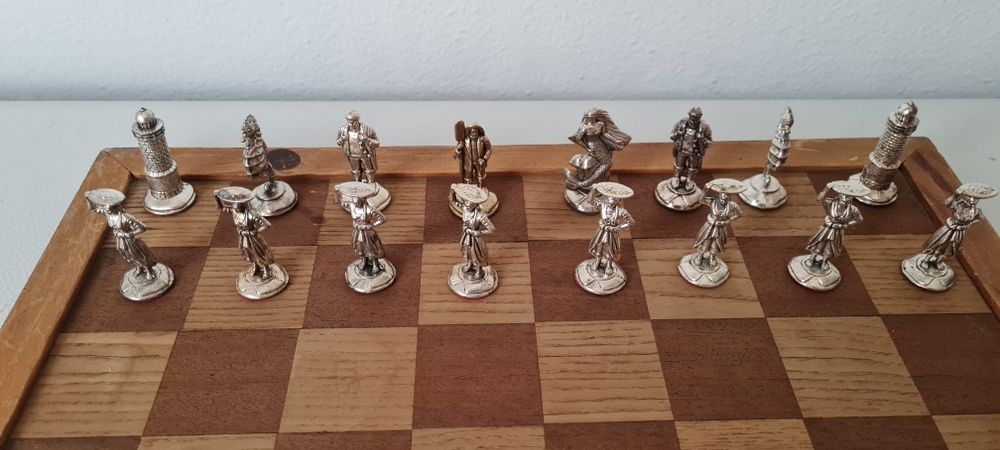 Tabuleiro de xadrez e damas com peças