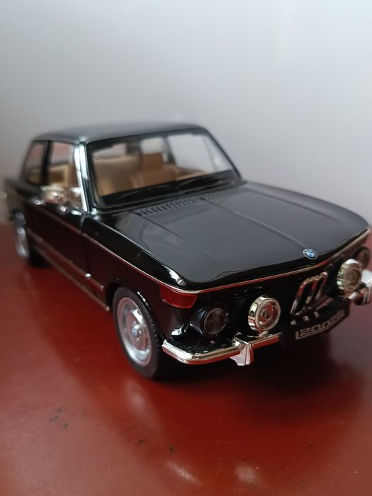 Модель винтажного BMW 2002 1974г 1/18