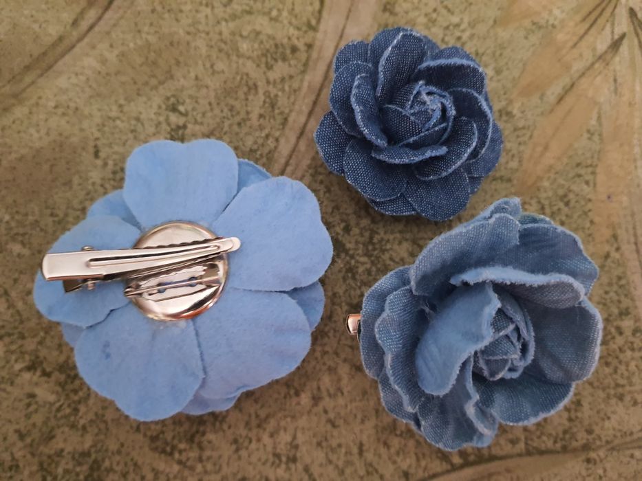 Броши и чокеры с джинсовой ткани