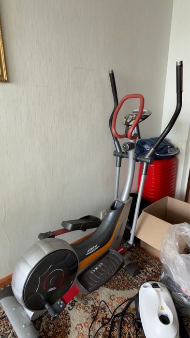 Орбітрек (еліптичний тренажер) для дому