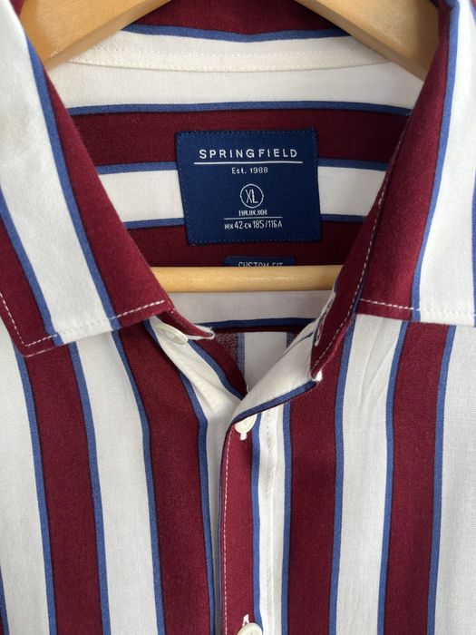 Camisa às Riscass Vermelhas e Brancas e com pormenores Azuis