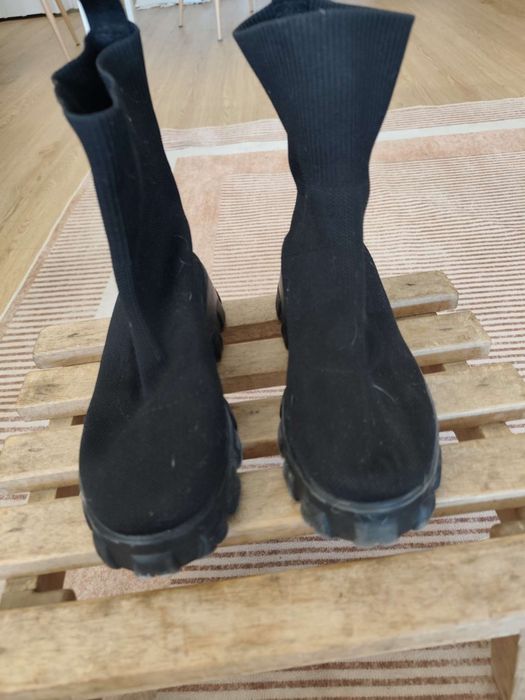 Botas de elastano, pretas, com sola de borracha