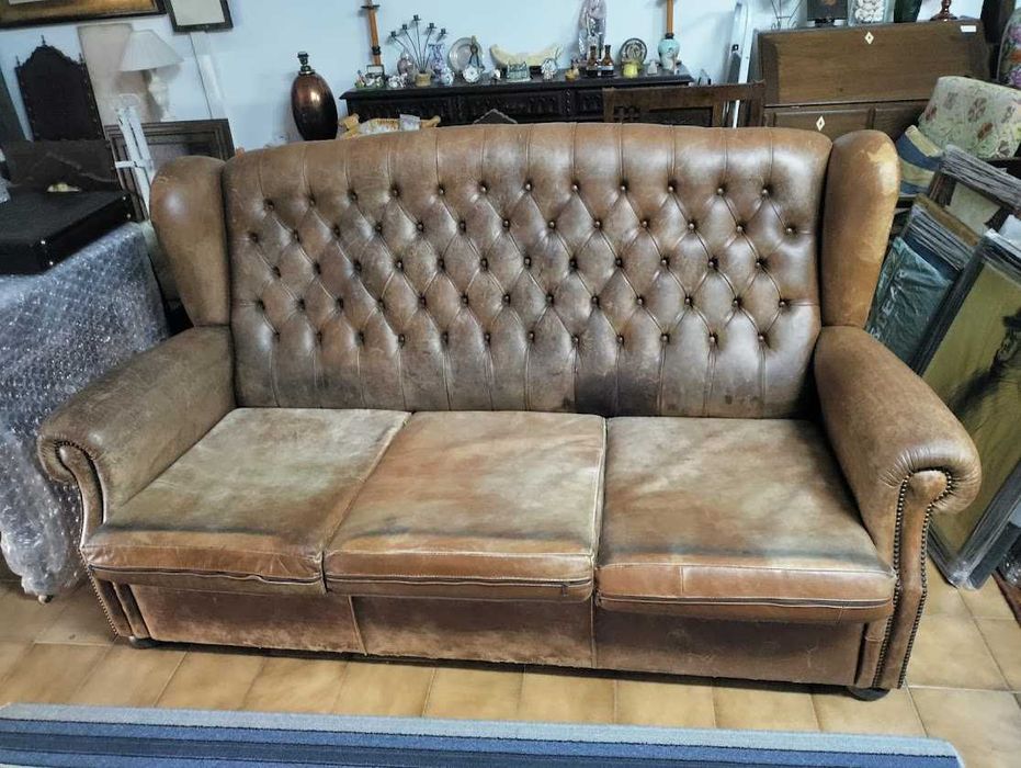Sofá Chesterfield Vintage em pele capitonée