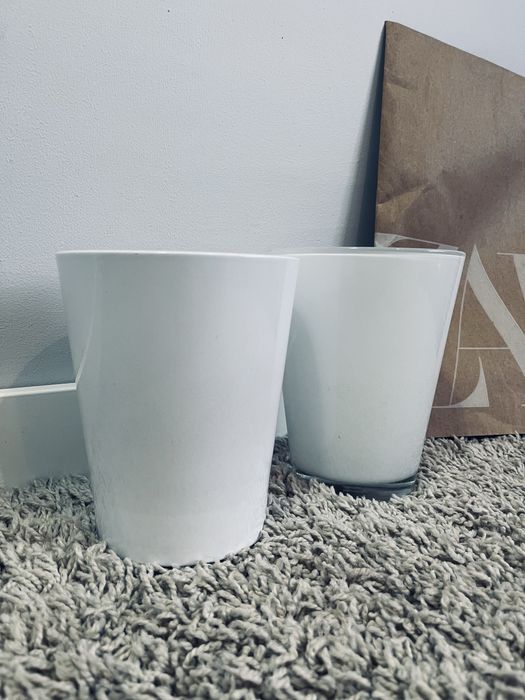 Zestaw dwoch bialych porcelanowych ceramicznych donica doniczka