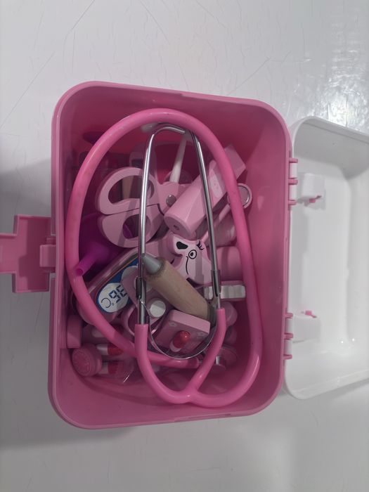 Mala de médico infantil com acessórios – no estado das imagens